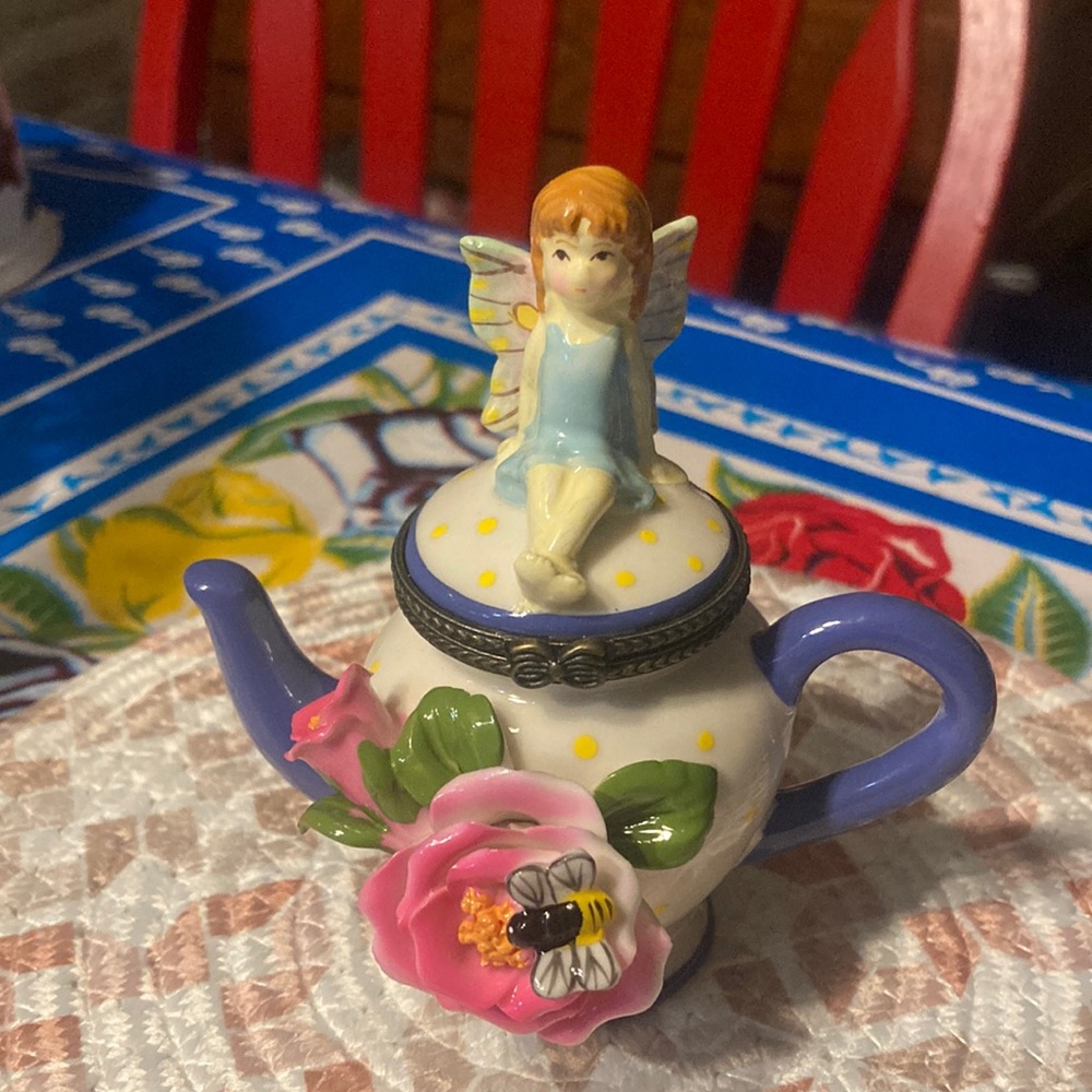 Fairly trinket box with tiny tea pot & cup very nice condition